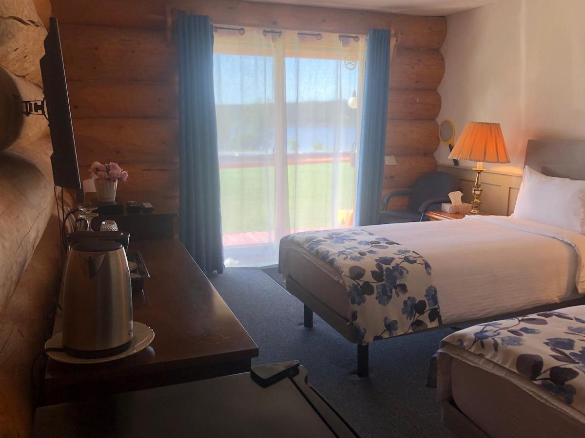 Cariboo Log Guest House Lac La Hache Екстериор снимка